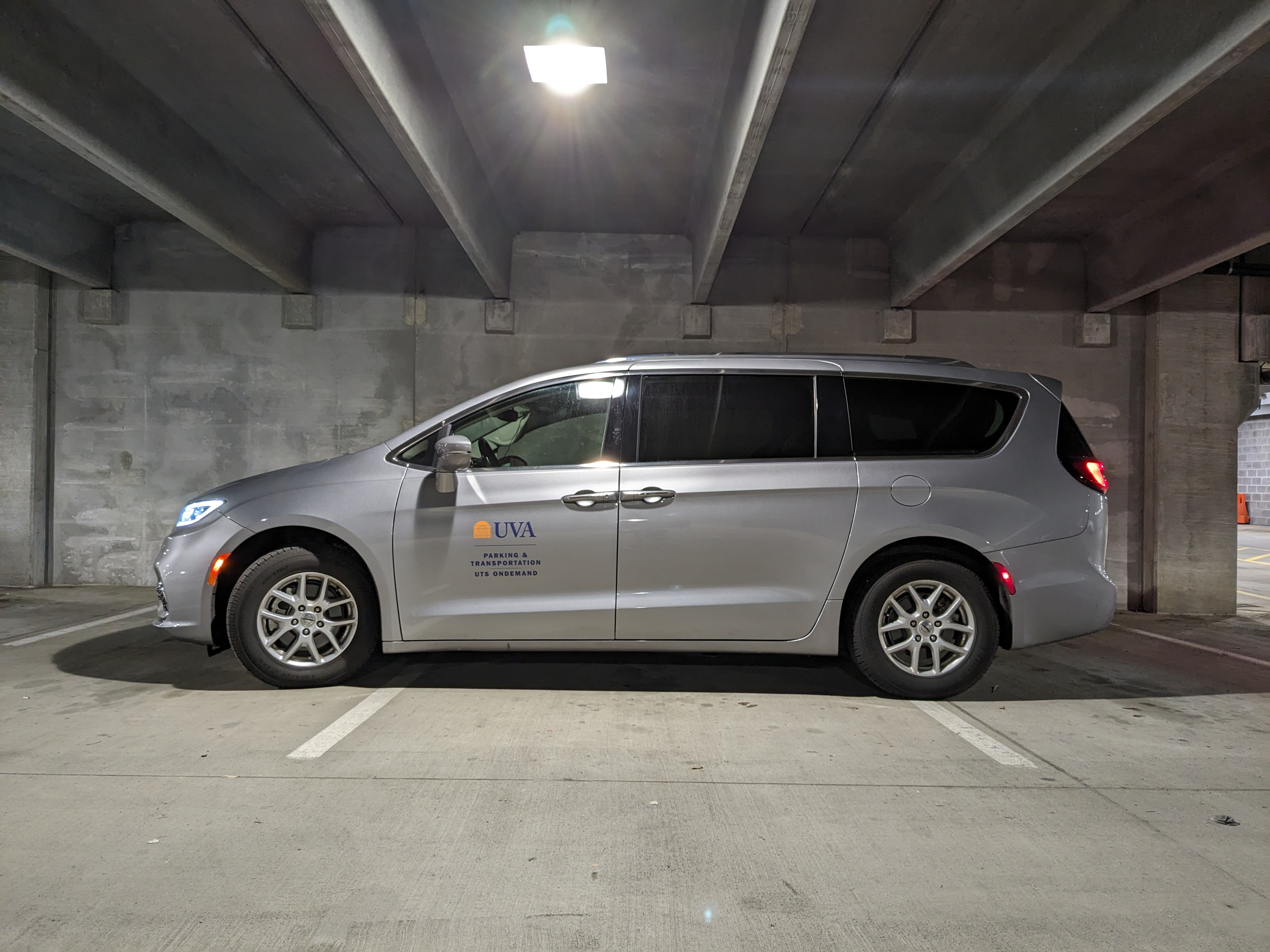 Van 11: 2021 Chrysler Pacifica (silver)